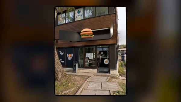 Burger en 3D au-dessus de l'enseigne d'un restaurant