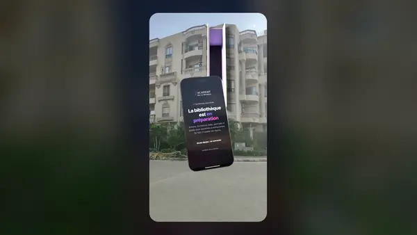 Smartphone en 3D qui sort d'une façade, vidéo verticale pour TikTok